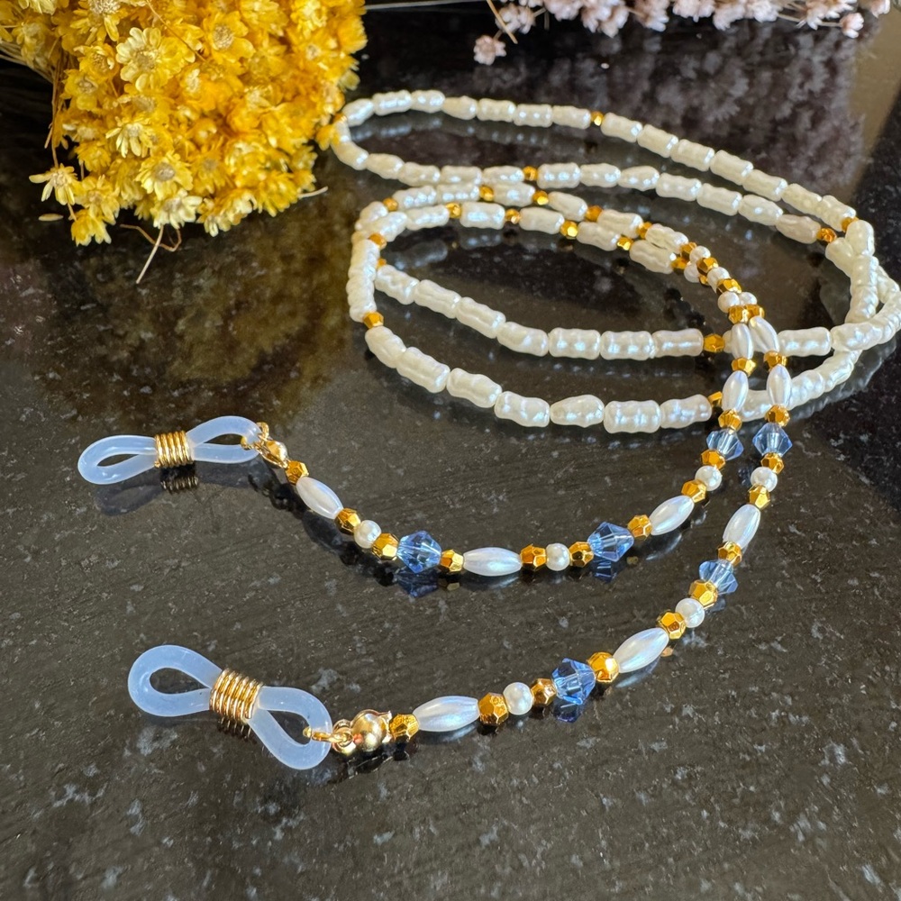 Elegant Beaded Eyewear Chain